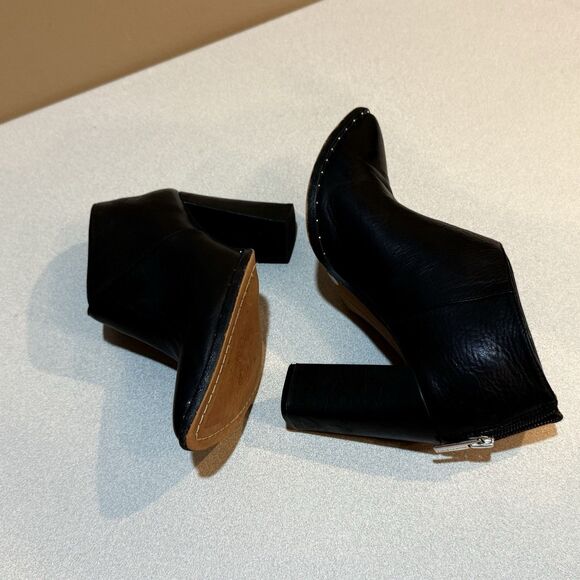 Vince Camuto Small rounded studs trace the dramatic, pointy-toe Boots Size 6.5 - Picture 4 of 10